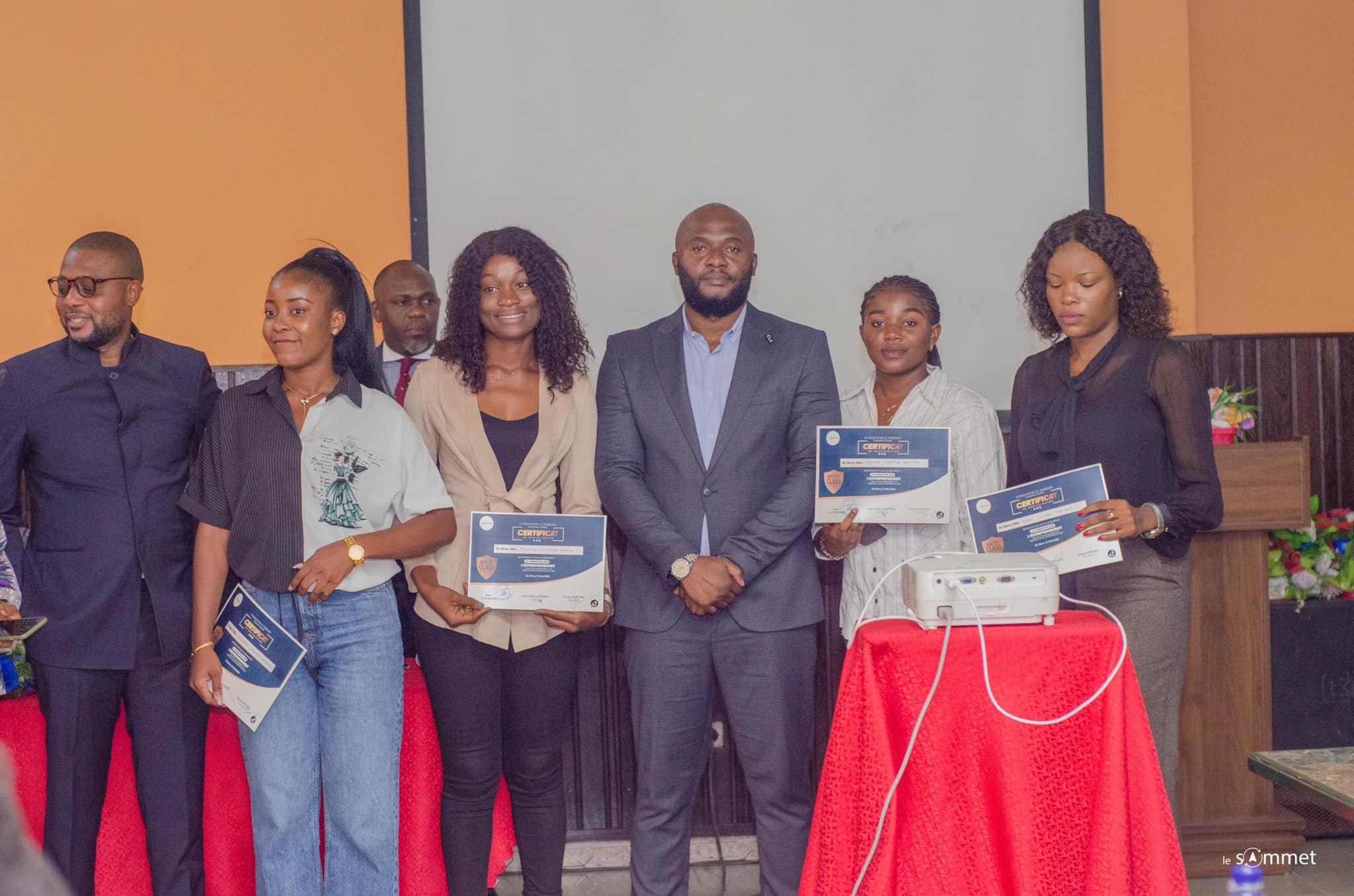 Remise symbolique des certificats aux participants après une formation sur l’entrepreneuriat [ le SOMMET 1er juin ] merci à tous !!!